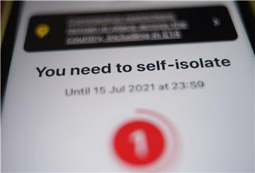 «Sie müssen in Quarantäne», meldet die Corona-App an einem Handy.