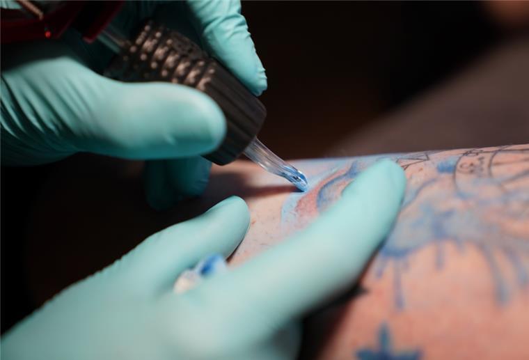 Woran erkennt man ein gutes Tatoo-Studio? Wer sich tätowieren lässt, sollte darauf achten, ob im Studio die Hygienebedingungen stimmen.