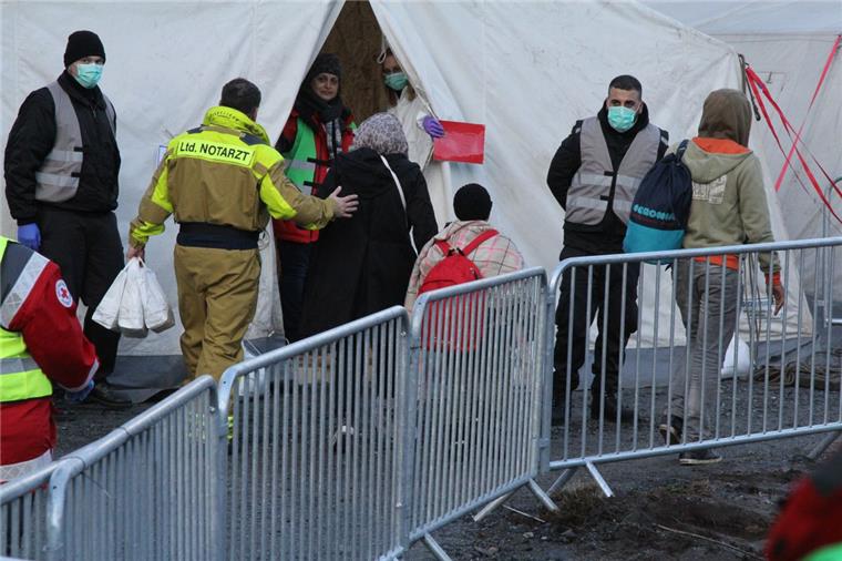 Wer über medizinische Probleme klagte, dem eilte Manuel Burkert bei der Ankunft der Flüchtlinge als erstes zur Hilfe. Foto Reese-Winne
