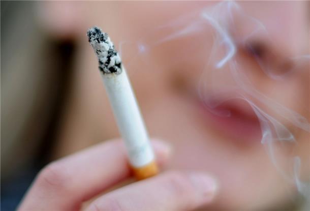 Wer unterwegs raucht, sollte die Zigarettenkippe auf keinen Fall achtlos wegwerfen. Besonders bei der derzeitigen Trockenheit kann das einen Brand auslösen.