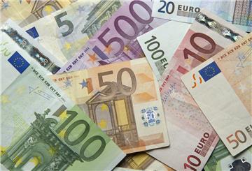 Zahlreiche Euro-Banknoten liegen auf einem Tisch. Wer sich fragt, ob sein Gehalt zur Spitze gehört, bekommt jetzt eine klare Antwort.