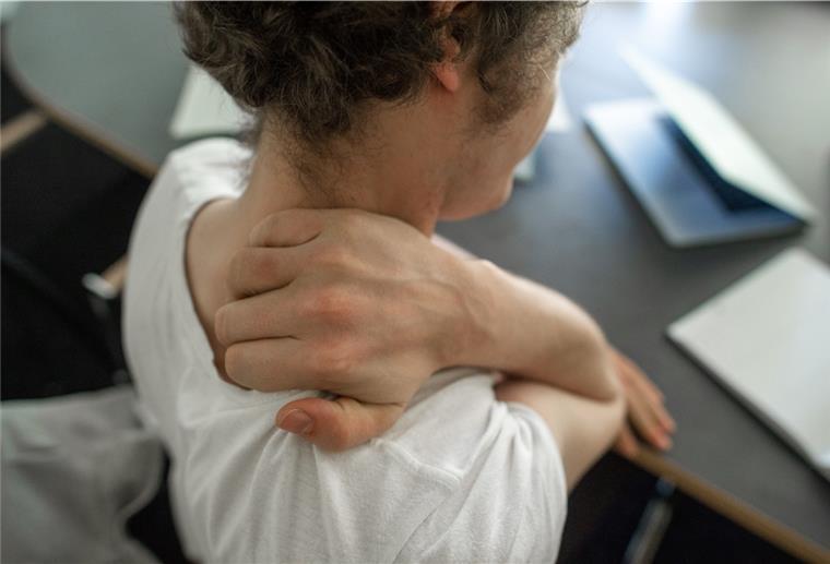 Wer viel am Schreibtisch sitzt, vor allem vor einem Laptop, hat oft mit Nackenverspannungen zu kämpfen.