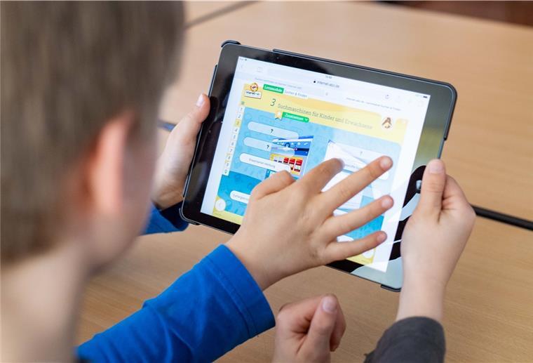 Wer vom Digitalpakt Geld für Tablets oder Whiteboards erwartet, der wird enttäuscht: Im Cuxland werden die Millionen dafür ausgegeben, um die Schulen mit schnellem Internet und WLAN auszustatten.