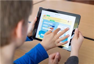 Wer vom Digitalpakt Geld für Tablets oder Whiteboards erwartet, der wird enttäuscht: Im Cuxland werden die Millionen dafür ausgegeben, um die Schulen mit schnellem Internet und WLAN auszustatten.