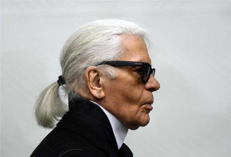 „Der mysteriöse Herr Lagerfeld“: Wie war er wirklich? Wer war Karl Lagerfeld? - Optische Markenzeichen: Pferdeschwanz, Sonnenbrille, gesteifter Kragen.