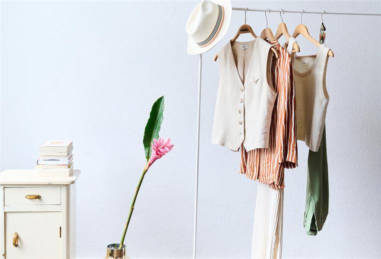 Umwelt und Seele entlasten: So funktioniert Minimalismus ILLUSTRATION - Wer weniger hat, hat auch weniger Stress mit Entscheidungen, etwa was Anziehen angeht. Dabei helfen kann eine «Capsule Wardrobe», also eine begrenzte Zahl an (am besten nachhaltigen) Kleidungsstücken pro Saison, die sich gut kombinieren lassen. (zu dpa: «Umwelt und Seele entlasten: So funktioniert Minimalismus») Foto: Annette Riedl/dpa/dpa-tmn - Honorarfrei nur für Bezieher des dpa-Themendienstes +++ dpa-Themendienst +++