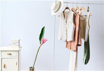 ILLUSTRATION - Wer weniger hat, hat auch weniger Stress mit Entscheidungen, etwa was Anziehen angeht. Dabei helfen kann eine «Capsule Wardrobe», also eine begrenzte Zahl an (am besten nachhaltigen) Kleidungsstücken pro Saison, die sich gut kombinieren lassen. (zu dpa: «Umwelt und Seele entlasten: So funktioniert Minimalismus») Foto: Annette Riedl/dpa/dpa-tmn - Honorarfrei nur für Bezieher des dpa-Themendienstes +++ dpa-Themendienst +++