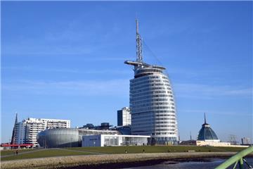 Das Sail-City-Hotel, das Klimahaus und das Mediterraneo stehen am Deich von Bremerhaven.