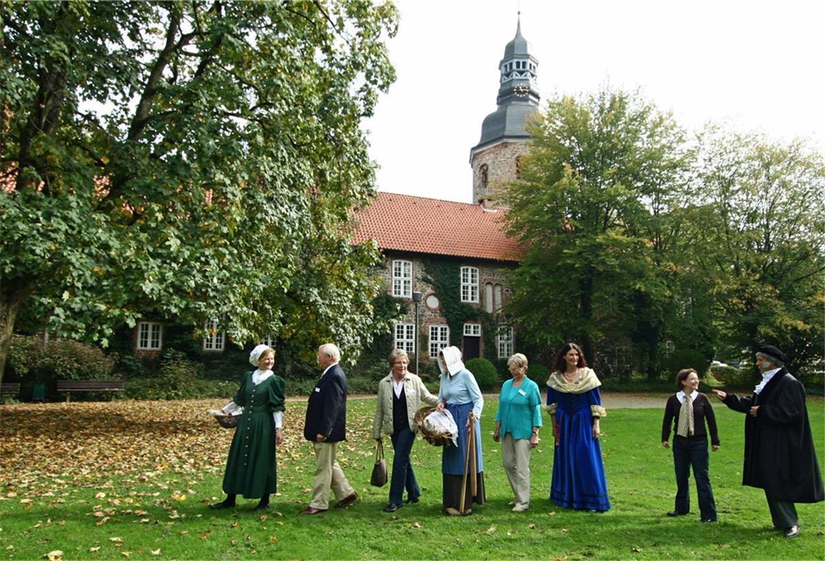 Zeven+ Touristik zeigt sich in moderner Optik Wer Zeven kennen lernen möchte, der vertraut sich am besten einer Gästeführerin oder einem Gästeführer an. Sie kennen jede Ecke. Das Foto zeigt das Gästeführer-Team im Jahr 2009.
