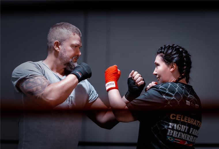 Rob Hardt und Rita Rendelsmann stehen im Boxring.