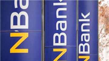 Werbepylonen mit dem NBank-Logo stehen am Sitz der NBank, der Investitions- und Förderbank des Landes Niedersachsen.