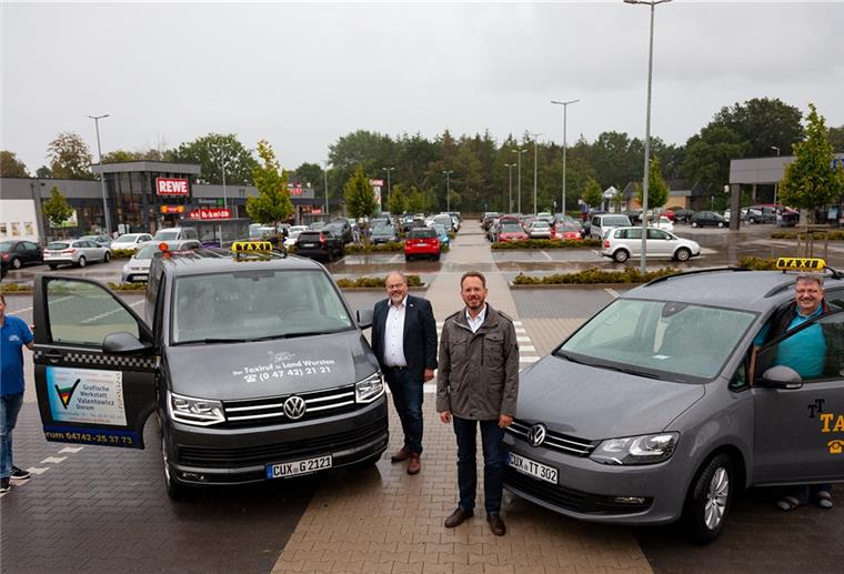 Nordholz: Anrufsammeltaxi wenig nachgefragt Werbung für den Anrufsammeltaxi-Service: Jörg Johanns (von links), Michael Göbel, Marcus Itjen und Ralf Töllner wollen dem Beförderungsangebot auf die Sprünge helfen. Sogar zu den Haltestellen vor dem Nordholzer Einkaufszentrum fährt das AST.