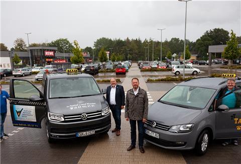 Werbung für den Anrufsammeltaxi-Service: Jörg Johanns (von links), Michael Göbel, Marcus Itjen und Ralf Töllner wollen dem Beförderungsangebot auf die Sprünge helfen. Sogar zu den Haltestellen vor dem Nordholzer Einkaufszentrum fährt das AST.