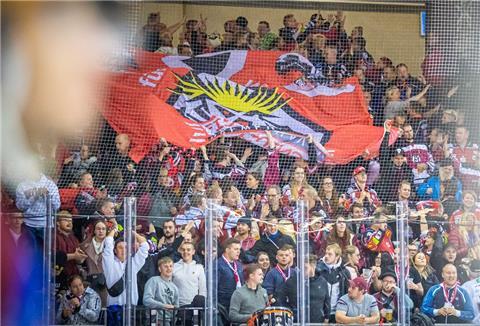 Werden die Eishockey-Spiele ab November mit einem zumindest teilweise gefüllten Stadion ausgetragen? Die Hoffnung besteht.