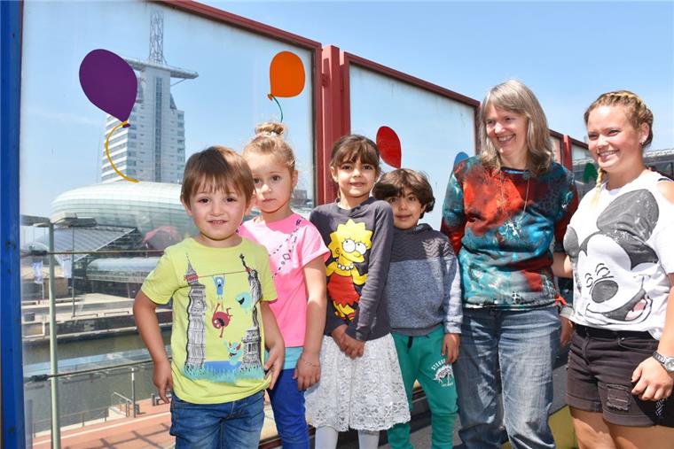40 Jahre Kita Columbus-Center: Kinderwelt im Schatten der Innenstadt-Wohntürme Werden mit Blick auf die Havenwelten und die Weser groß: Die Kinder der Kindertagesstätte Columbus-Center. Erzieherin Alexandra Hagner (rechts) und Frauke Schehl (2. von rechts) passen auf die Kleinen auf.