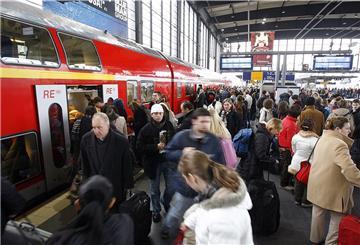 Reisende am Bahnsteig