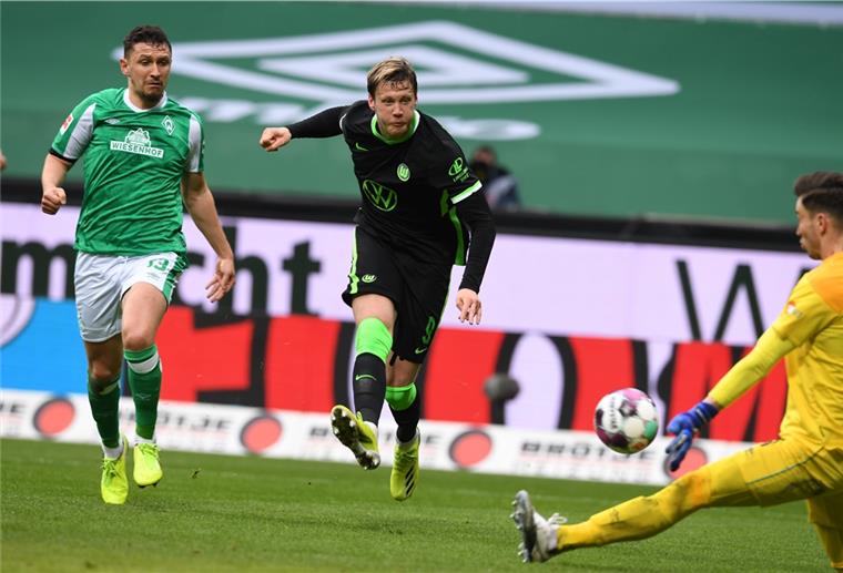 Werder Bremen fällt weiter zurück: Wout Weghorst (Mitte) vom VfB Wolfsburg erzielt gegen Werder-Torwart Jiri Pavlenka (rechts) sein Tor zum 2:0. Links im Bild: Milos Veljkovic.