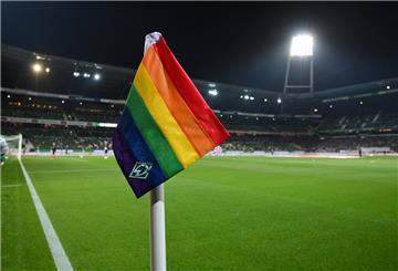 Eckfahne in Regenbogenfarben im Bremer Weserstadion