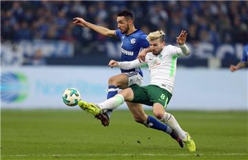 Werder Bremen hat sich gegen Schalke voll reingehängt, wie hier Jérome Gondorf (rechts) gegen Nabil Bentaleb.
