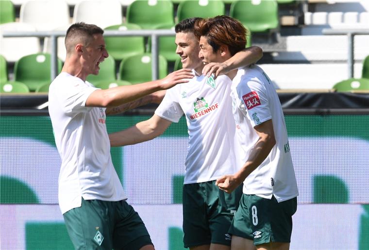 Werder Bremen hatr es geschaft: Yuya Osako (rechts) , Milot Rashica und Marco Friedl (links) dürfen vorerst jubeln. über sein Tor zum 5:0.