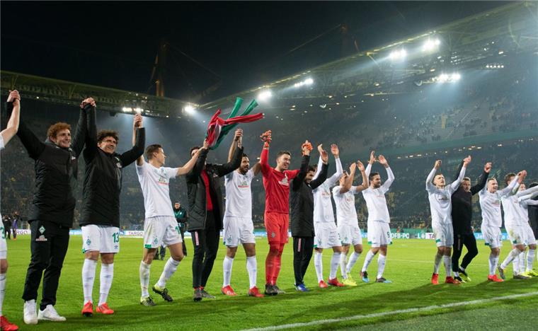 Werder Bremen jubelt nach dem Sieg bei Borussia Dortmund.