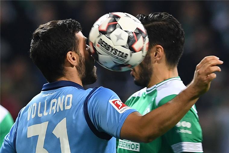 Werder Bremen versinkt in Leverkusener Tor-Flut Werder Bremen kassierte in der Fußball-Bundesliga eine deftige Niederlage gegen Bayer Leverkusen.