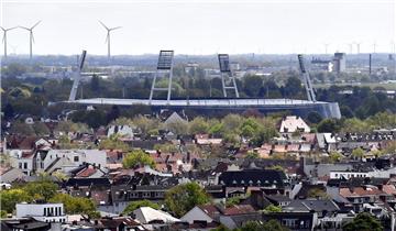 Werder Bremen spielt gegen Atlas Delmenhorst unter Flutlicht im Weserstadion.