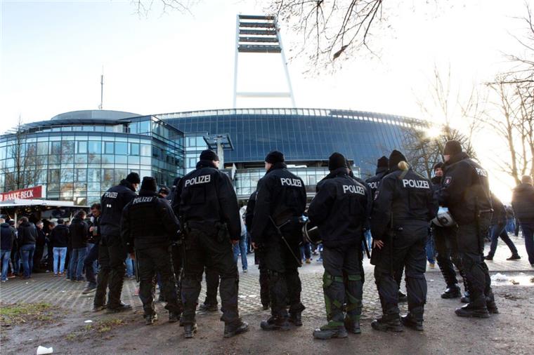 "Bremen gegen Werder?" – Bürgerschaft streitet über Fußballverein Werder Bremen und das Land Bremen streiten weiterhin wer für die zusätzlichen Polizeikosten bei Risikospielen aufkommen soll. In der Bürgerschaft wurde am Mittwoch darüber diskutiert.