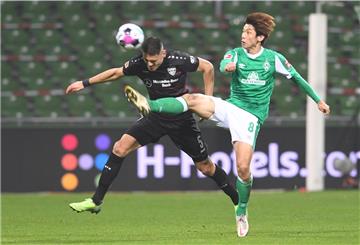  Bremen: Fußball: Bundesliga, Werder Bremen - VfB Stuttgart, 10. Spieltag. Stuttgarts Konstantinos Mavropanos (l) und Werders Yuya Osako kämpfen um den Ball. 