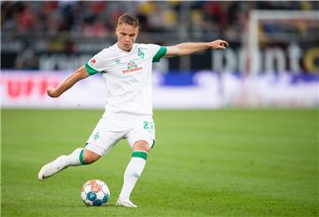 Niklas Schmidt, Spieler von Werder Bremen, tritt gegen einen Fußball.