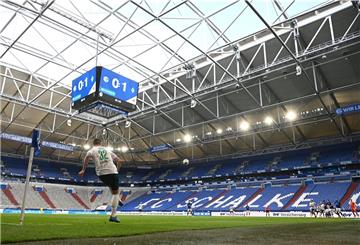 Werder Bremen zeigt auf Schalke ein gutes Spiel: Hier schießt Marco Friedl den Ball aus der Ecke. 