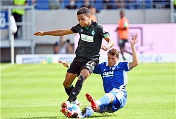Fußball: 2. Bundesliga, Karlsruher SC - Werder Bremen, 4. Spieltag im BBBank Wildpark. Der Karlsruher Philip Heise (r) und der Bremer Felix Agu kämpfen um den Ball. 