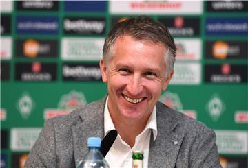 Werders Geschäftsführer Frank Baumann lächelt bei der Vorstellung des neuen Trainers.