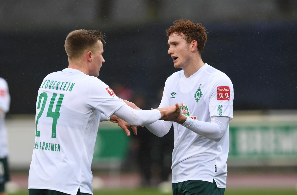 Werder Bremens Johannes Eggestein gratuliert Josh Sargent (rechts) zum zwischenzeitlichen 1:1. 