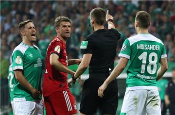 Werder Bremens Max Kruse und Münchens Thomas Müller diskutieren mit Schiedsrichter Daniel Siebert.