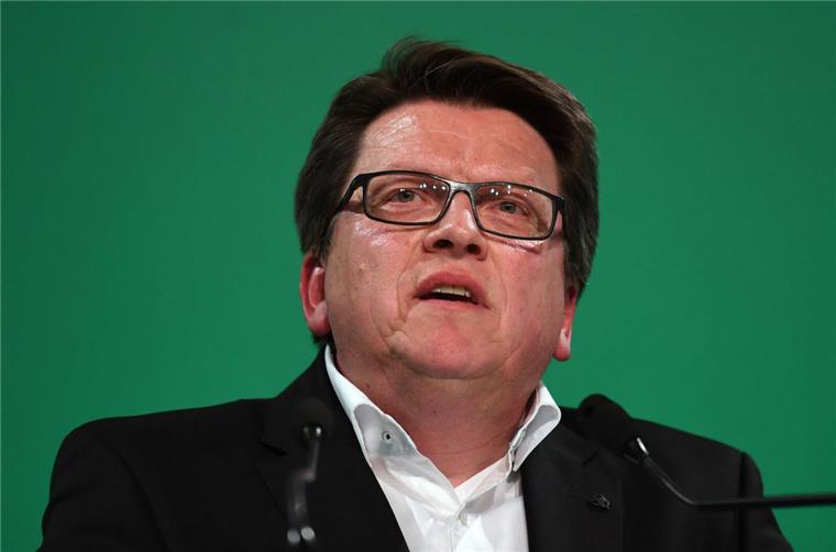 Werder Bremens Präsident Hubertus Hess-Grunewald hat die Bremer Politik erneut für ihre an die Deutsche Fußball Liga (DFL) verschickten Rechnungen kritisiert. Hess-Grunewald erwartet "großen finanziellen Schaden" für den Verein.