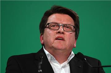 Werder Bremens Präsident Hubertus Hess-Grunewald hat die Bremer Politik erneut für ihre an die Deutsche Fußball Liga (DFL) verschickten Rechnungen kritisiert. Hess-Grunewald erwartet "großen finanziellen Schaden" für den Verein.