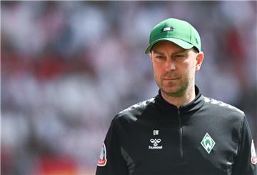 Bremens Trainer Ole Werner vor Anpfiff im Stadion.