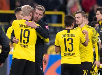 Werder Bremens Trainer Florian Kohfeldt (zweiter von links) mit Julian Brandt von Borussia Dortmund. 