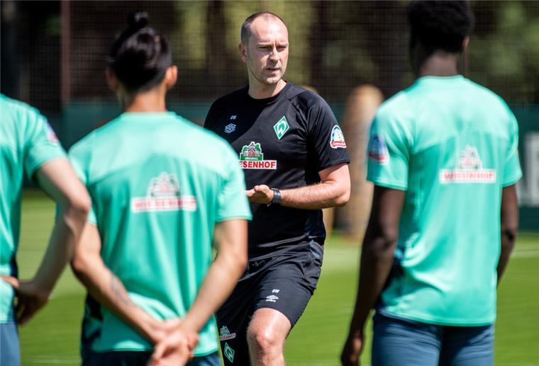 Fußball-Bundesliga: Trainer Ole Werner spricht auf dem Trainingsgelände mit der Mannschaft von Werder Bremen.