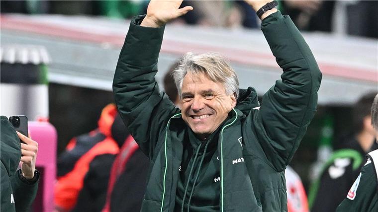 Werder-Coach Horst Steffen will auch gegen Wolfsburg jubeln. (Archivfoto)