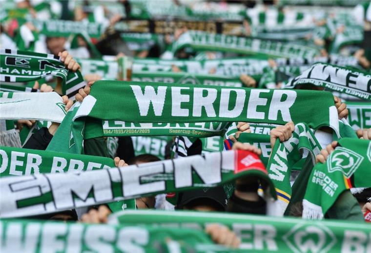 Bundesliga: Werder-Fans wollen in Berlin Stimmung machen Werder-Schals werden hochgehalten