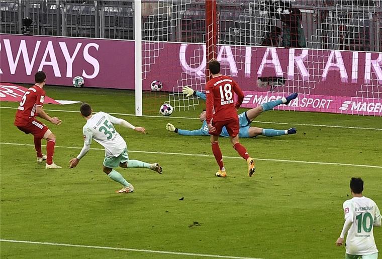 Werder geht in Führung: Maximilian Eggestein (2. von links) erzielt das Tor zum 1:0 gegen Bayerns Torwart Manuel Neuer.