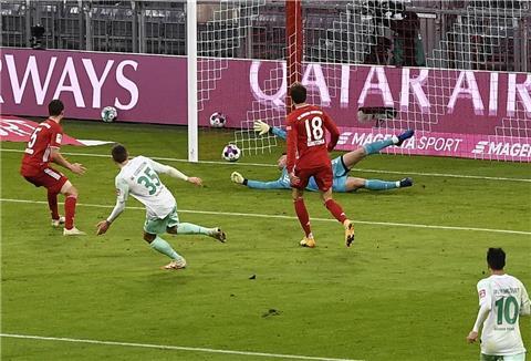 Werder geht in Führung: Maximilian Eggestein (2. von links) erzielt das Tor zum 1:0 gegen Bayerns Torwart Manuel Neuer.