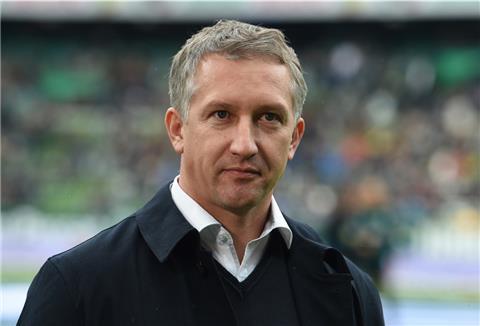 Bremen: Fußball, Bundesliga, Werder Bremen - Hertha BSC Berlin, 8. Spieltag: Frank Baumann, Werders Geschäftsführer Sport, steht beim Interview auf dem Platz.