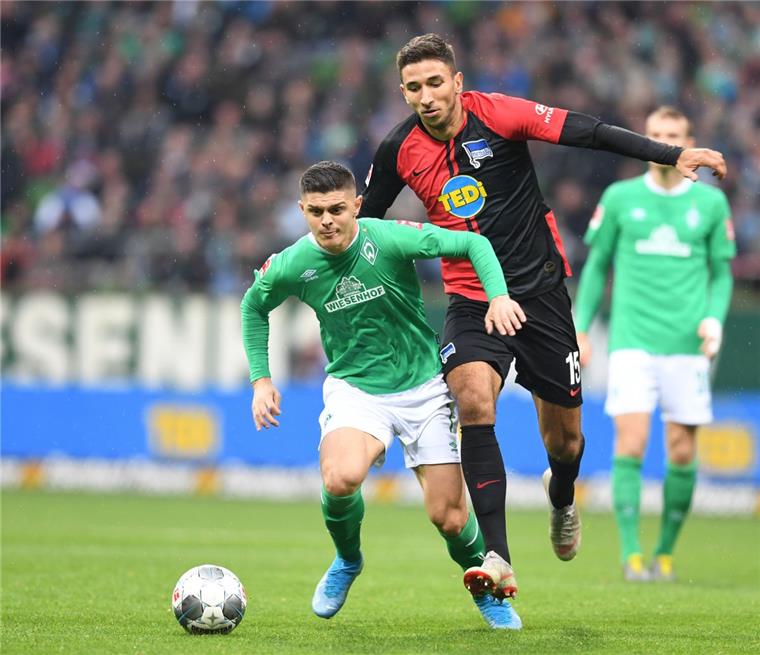 Werder kämpft ständig:  Milot Rashica (links)  verpasst nur knapp das 2:0.