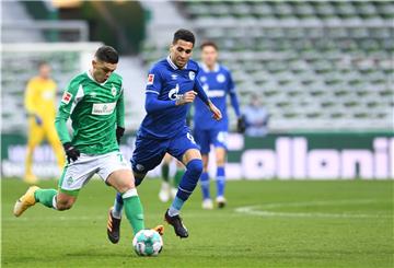 Werder kämpft um jeden Ball, wie hier Milot Rashica (links) kämpft gegen Omar Mascarell um den Ball.