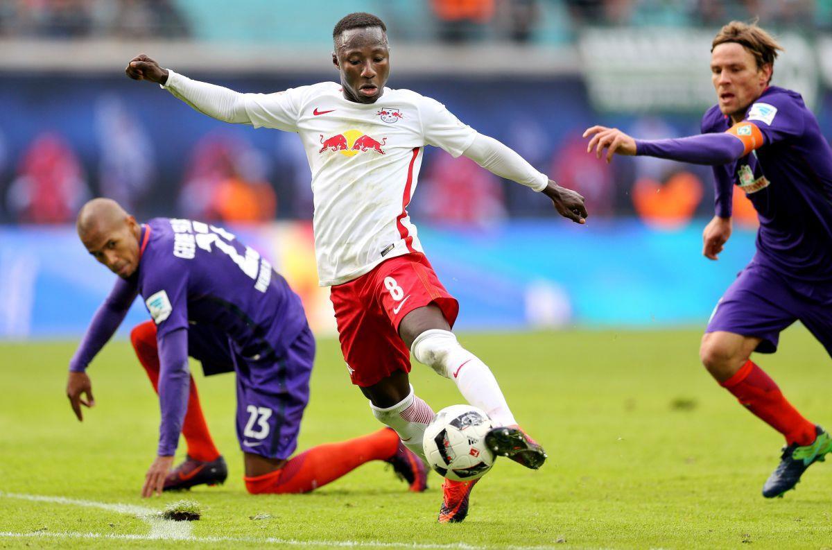 Werder kann Aufsteiger Leipzig nicht stoppen Werder kassierte in Leipzig eine Niederlage. Hier setzt sich Naby Keita gegen Theodor Gebre Selassie (links) und Clemens Fritz durch und schießt kurz darauf das 1:0 für den Aufsteiger. Foto Woitas/dpa