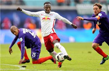 Werder kassierte in Leipzig eine Niederlage. Hier setzt sich Naby Keita gegen Theodor Gebre Selassie (links) und Clemens Fritz durch und schießt kurz darauf das 1:0 für den Aufsteiger. Foto Woitas/dpa 