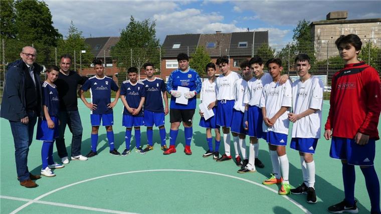 Thomas Schaaf besucht Fußball-AG an Bremerhavener Schule Werder-Legende Thomas Schaaf (links) und Sozialpädagoge Mehmet Dogan (Dritter von links) mit den jungen Fußballern von der Schule am Ernst-Reuter-Platz. Vom ehemaligen Bremer Trainer bekamen die Nachwuchskicker viele Tipps.